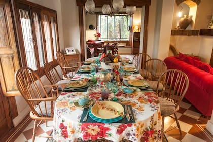 El cálido comedor de la estancia, de impronta inglesa, donde se sirven las comidas.