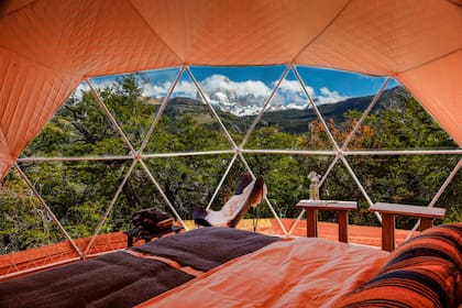 El cálido interior de una de las unidades que se ofrecen en Chaltén Camp.