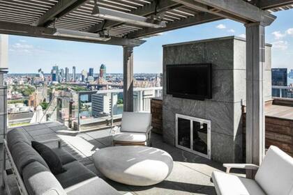 El cálido living con vista a la cuidad