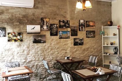 El cálido salón de Istambul Café Gourmet en el casco histórico de Colonia del Sacramento