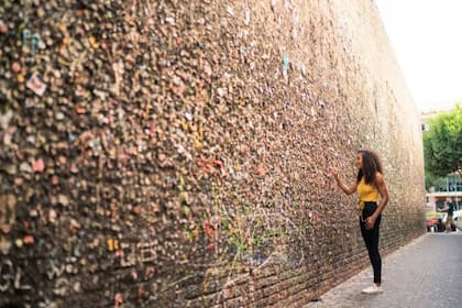 El callejón de los chicles, curiosa atracción de San Antonio Obispo.