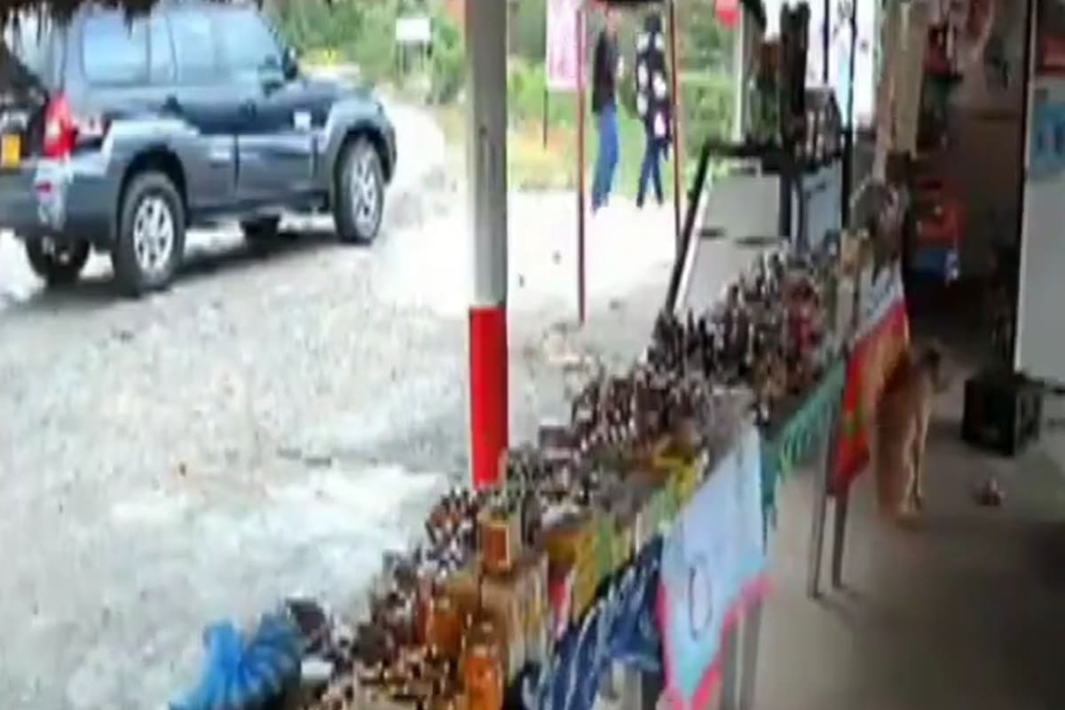 El calvario de una pareja que solo quería sacarse una foto (Captura video)