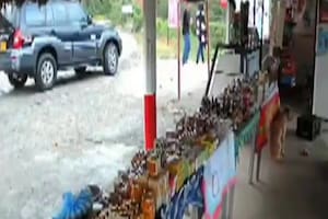 El calvario de una pareja que solo quería sacarse una foto (Captura video)
