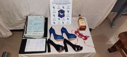 El calzado que el sospechoso, según los investigadores, les hacía poner a sus víctimas