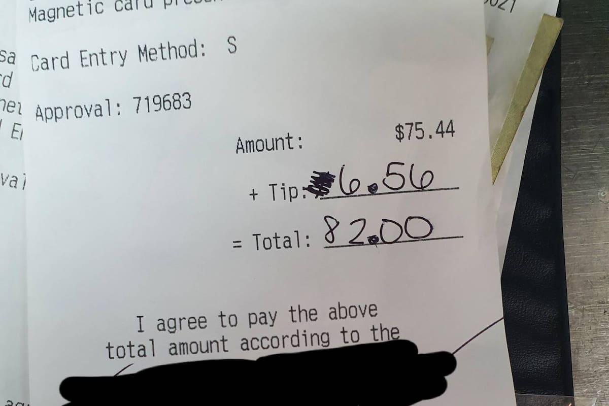 El camarero recibió al pie del ticket una nota con un reproche que le pareció totalmente injusto, y por ello decidió compartir su desilusión en las redes sociales, donde recibió el apoyo de muchos usuarios