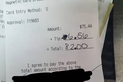 El camarero recibió al pie del ticket una nota con un reproche que le pareció totalmente injusto, y por ello decidió compartir su desilusión en las redes sociales, donde recibió el apoyo de muchos usuarios