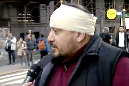 El camarógrafo de LN , Fabio Soria, fue agredido y herido durante la manifestación