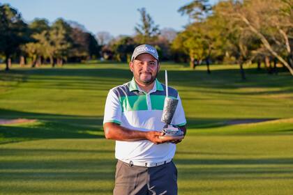 Con el trofeo que logró en Paraguay hace tres años