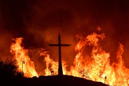 El cambio climático y sus consecuencias: un incendio al pie de las sierras, al ingreso de Potrero de los Funes, en San Luis