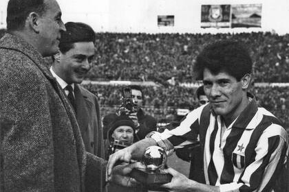 El cambio de nacionalidad de Omar Sívori le permitió también competir por el Balón de Oro, en aquella ocasión limitado a los futbolistas europeos, que obtuvo en 1961