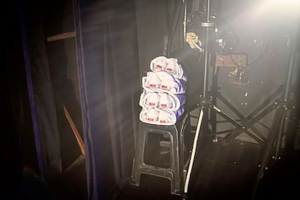 El cambio de vestuario en escena implica que "entre patas" se encuentren las prendas y el calzado organizados