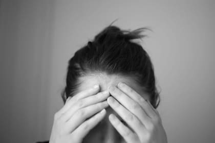 El cambio no solo es cognitivamente exigente (hay que aprender nuevas formas de hacer las cosas), sino también emocionalmente incómodo.