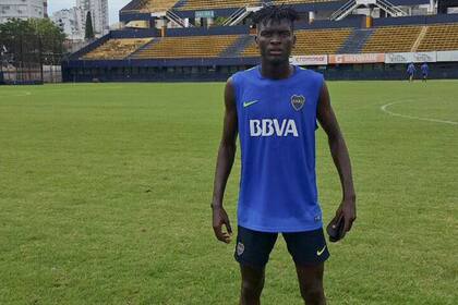 El camerunés Christian Mayo, debe dejar el fútbol