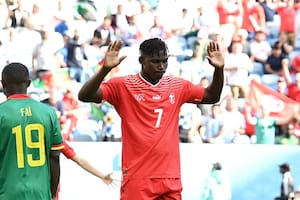 El camerunés Embolo se disculpa luego de marcar el primer gol de Suiza ante su país de origen