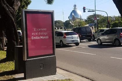 "El camino es el diálogo. Emilio Monzó", dicen los carteles que alteraron los ánimos en Juntos por el Cambio