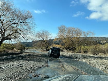 El camino está caracterizado por un paisaje moldeado por siglos de erosión sobre barrancas de sedimento y quebradas angostas