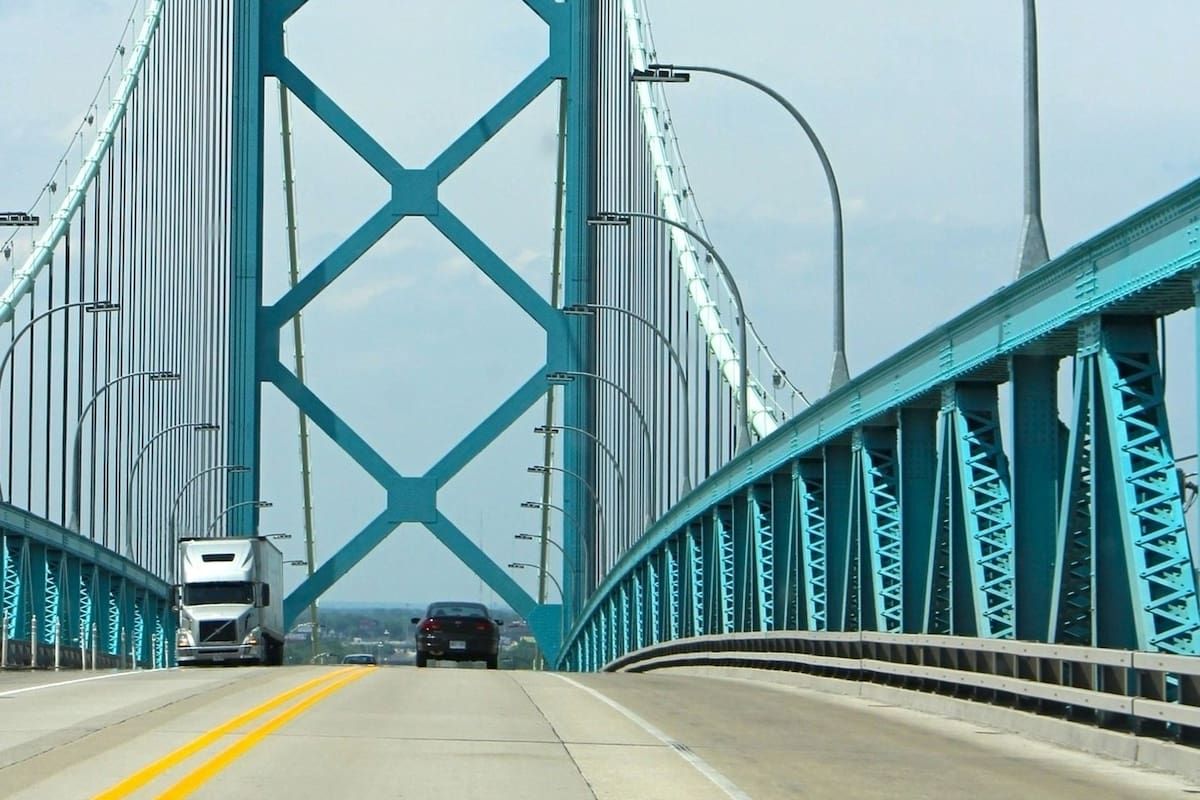 El camino lleva al Puente Ambassador, que conecta la ciudad de Detroit, en el estado de Michigan, con Canadá