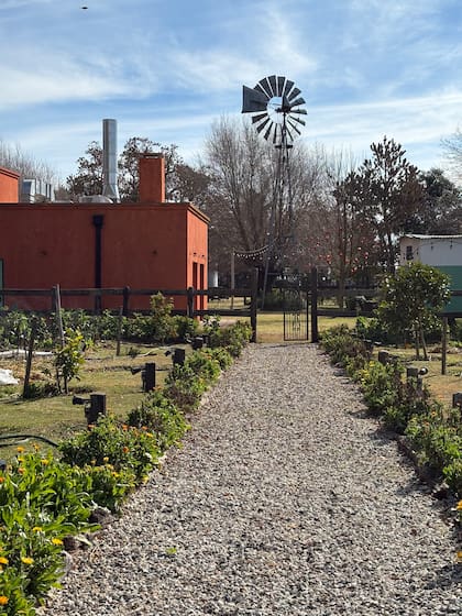 El camino que conecta la huerta con el restaurante