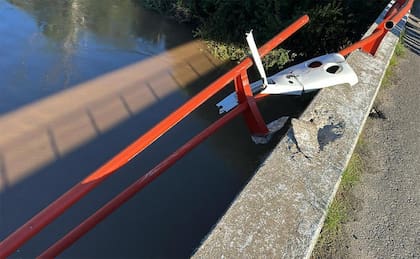 El camión cayó de un puente sobre el río Carcarañá, en Santa Fe