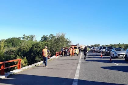 El camión cayó de un puente sobre el río Carcarañá, en Santa Fe
