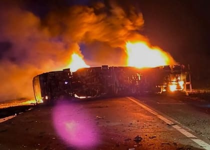 El camión contra el que chocó el auto en el que iba la familia