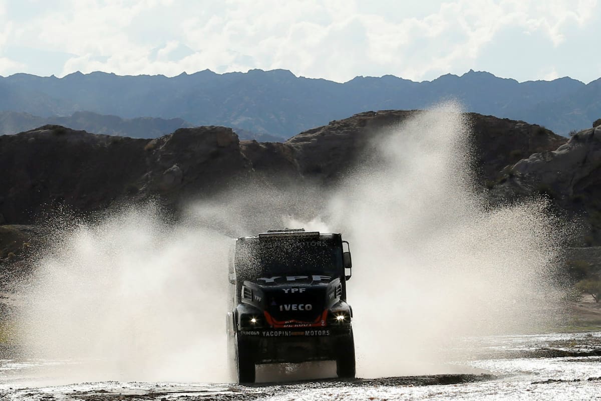 El camión de Federico Villagra, en la ruta de Chilecito a San Juan