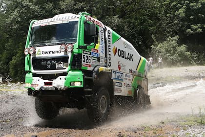 El camión de Germano, durante la undécima etapa del rally