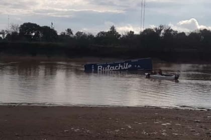 El camión de la empresa Ruta Chile quedó a 150 metros del puente. Se dirigía a Asunción.