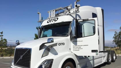 El camión de Otto lleva en el techo múltiples sensores para ayudar en la conducción autónoma
