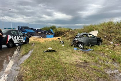 El camión de transporte y el Chevrolet Agile, tras el choque mortal en la Circunvalación de Santa Fe