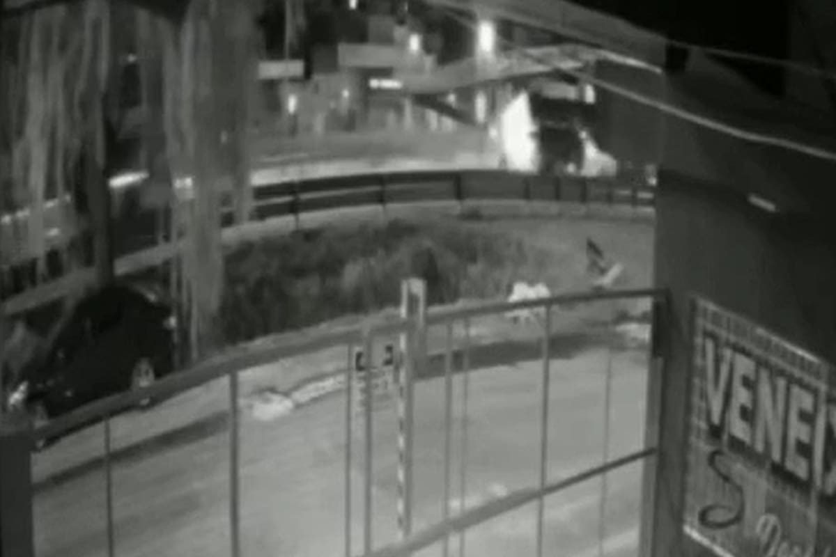 El camión derrapó e impactó contra el puente