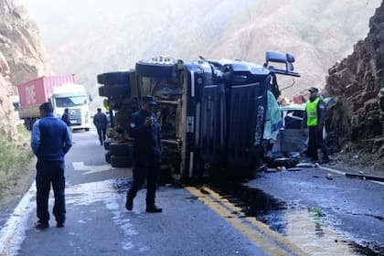 El camión derrapó y volcó sobre un automóvil que circulaba a pocos metros.