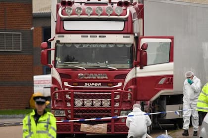 El camión en el que murieron asfixiados los migrantes vietnamitas