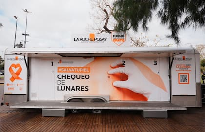 El camión equipado con tres consultorios para el chequeo de lunares que irá recorriendo diferentes localidades de la Argentina.