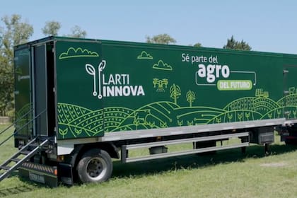 El camión está equipado con pantallas, sonido envolvente y juegos interactivos que convierten la visita en una experiencia inmersiva