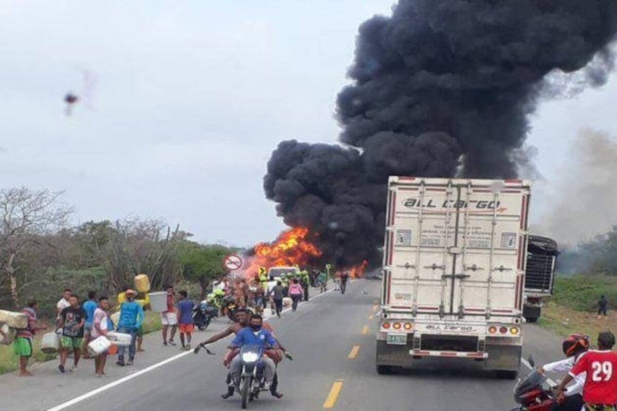 El camión estaba siendo saqueado cuando explotó