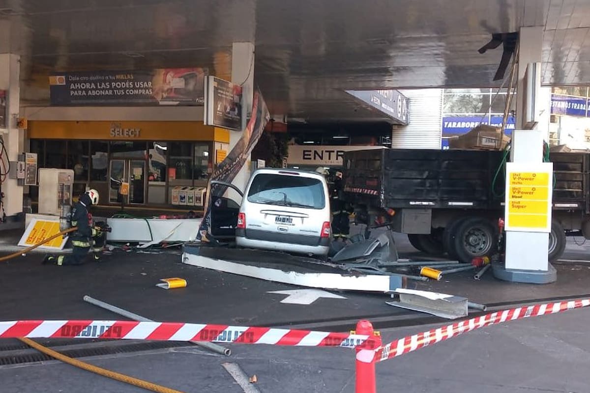 El camión impactó con la van