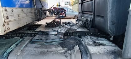 El camión incendiado en el frigorífico Swift de Villa Gobernador Gálvez