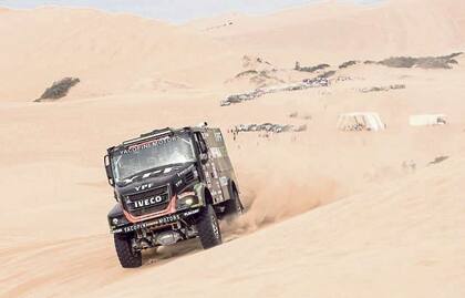 El camión Iveco de los argentinos, ahora un duro rival de la armada rusa de los Kamaz; todavía queda desierto para competir