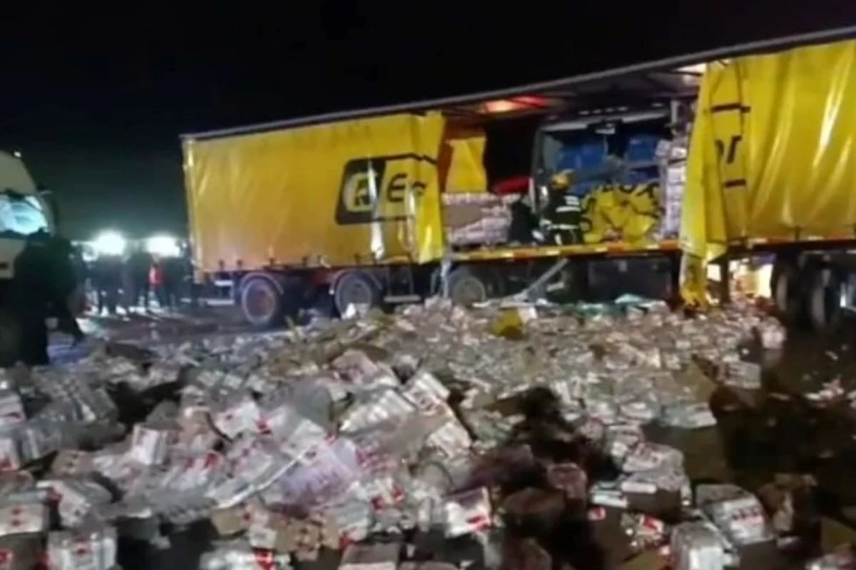 El camión llevaba aerosoles; el micro regresaba de un tour de compras