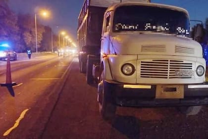El camión que impactó al joven