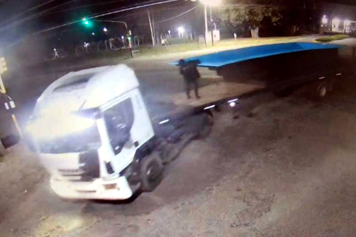 El camión que se utiliza para robar la pileta de natación.