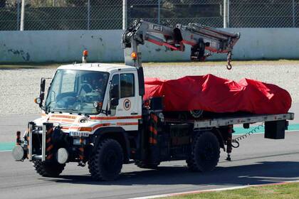 El camión que transporta la Ferrari de Vettel después del accidente