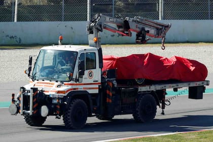 El camión que transporta la Ferrari de Vettel después del accidente