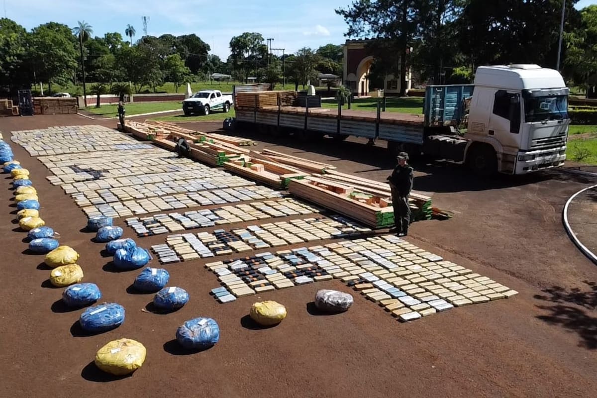 El camión que transportaba 2600 kilos de marihuana secuestrado en la frontera entre Misiones y Corrientes