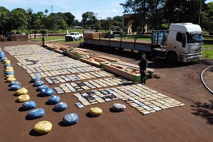 El camión que transportaba 2600 kilos de marihuana secuestrado en la frontera entre Misiones y Corrientes