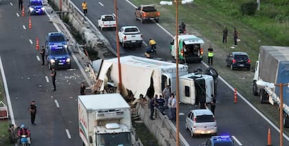 El camión que transportaba pollo, volcado en la Circunvalación de Santa Fe