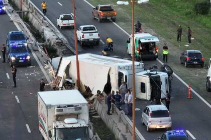 El camión que transportaba pollo, volcado en la Circunvalación de Santa Fe