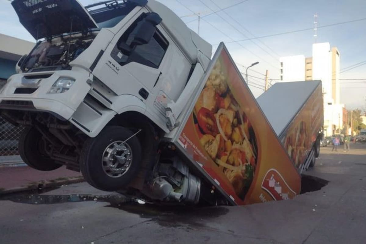 El camión quedó incrustado en la calle