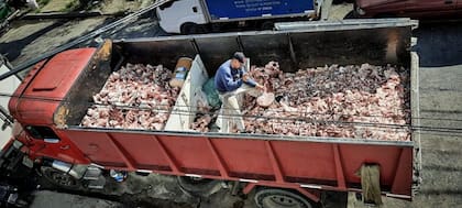 El camión repleto de grasa produce mal olor en las calles